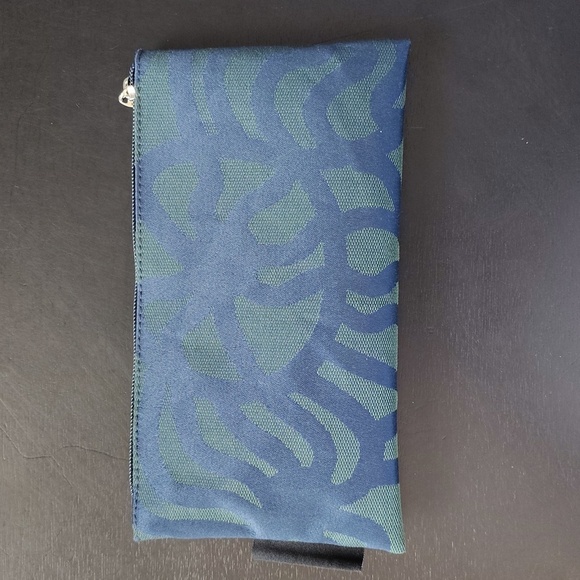 Marimekko Travel Kit for Finnair Eye Mask, Toothbrush, Ear Plugs - Picture 2 of 3